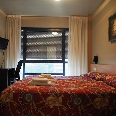 Hostal Acella Pamplona Esterno foto A room at the hotel