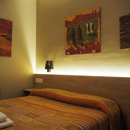Hostal Acella Pamplona Esterno foto A room at the hotel
