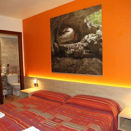 Hostal Acella Pamplona Esterno foto A room at the hotel
