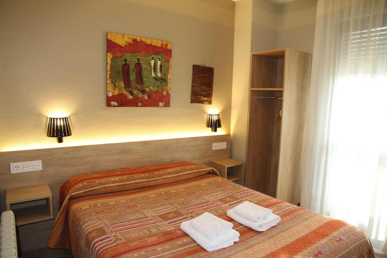 Hostal Acella Pamplona Esterno foto A room at the hotel