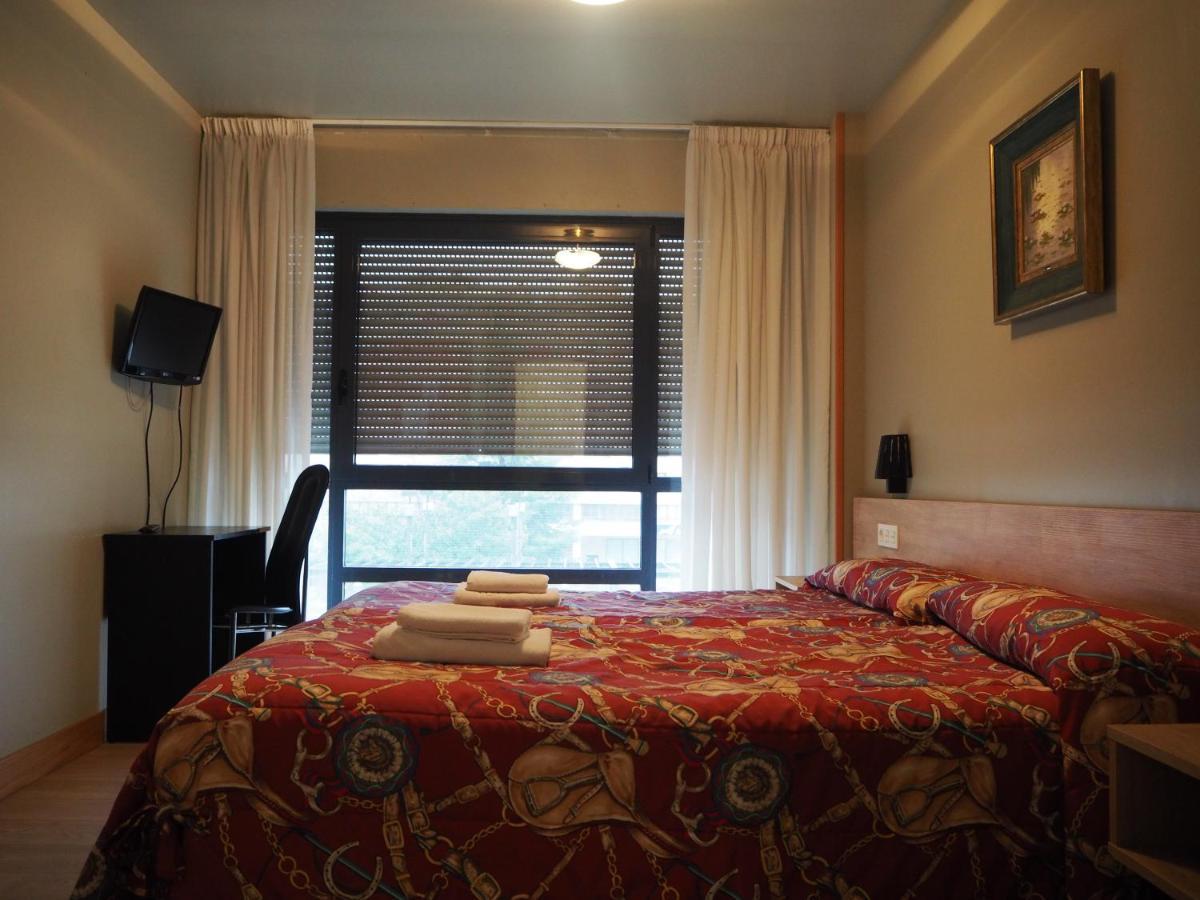 Hostal Acella Pamplona Esterno foto A room at the hotel