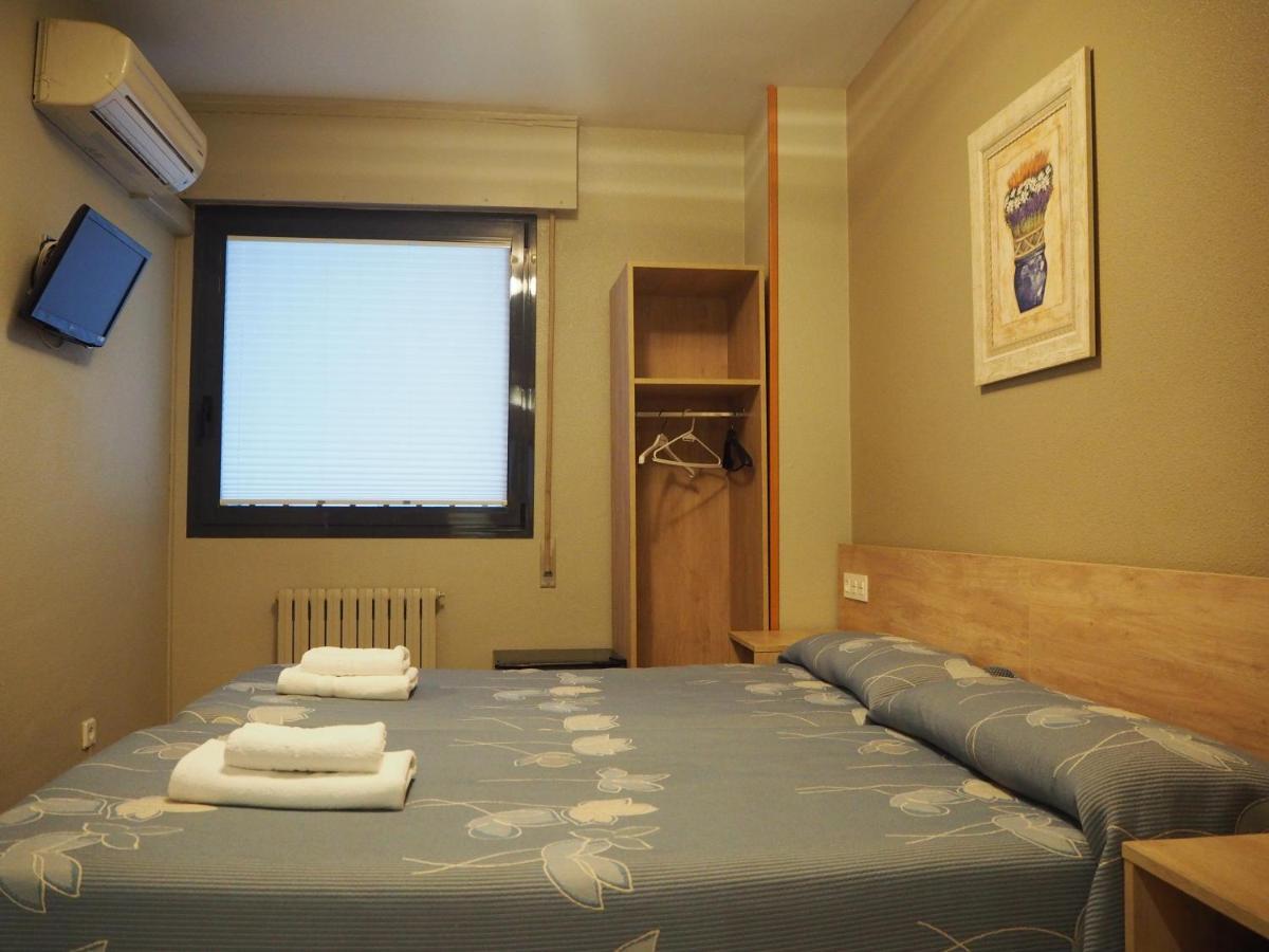 Hostal Acella Pamplona Esterno foto A room at the hotel