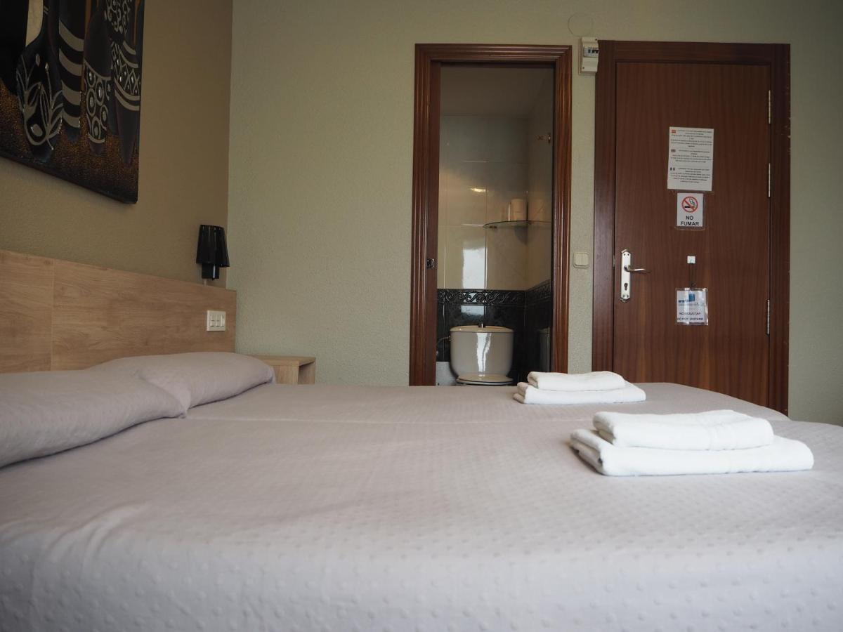 Hostal Acella Pamplona Esterno foto A room at the hotel