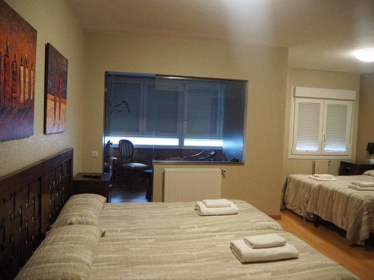 Hostal Acella Pamplona Esterno foto A room at the hotel
