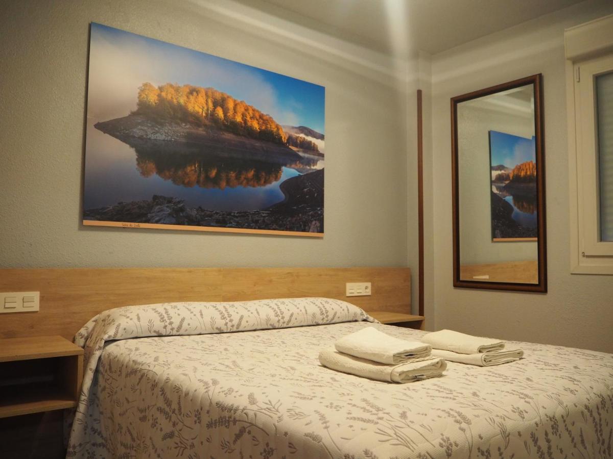 Hostal Acella Pamplona Esterno foto A room at the hotel