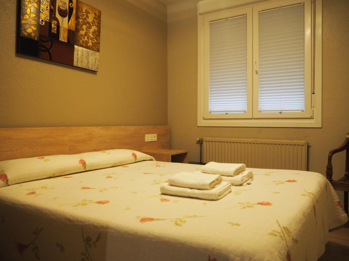 Hostal Acella Pamplona Esterno foto A guest room at the hotel