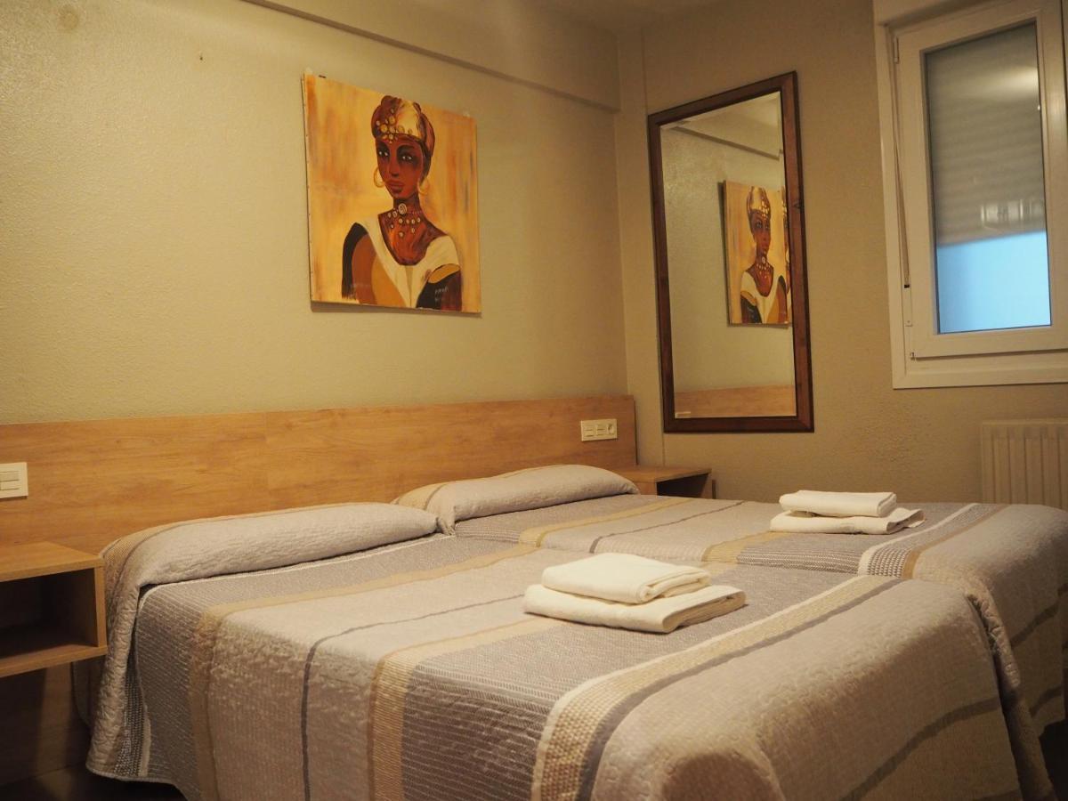 Hostal Acella Pamplona Esterno foto A room at the hotel
