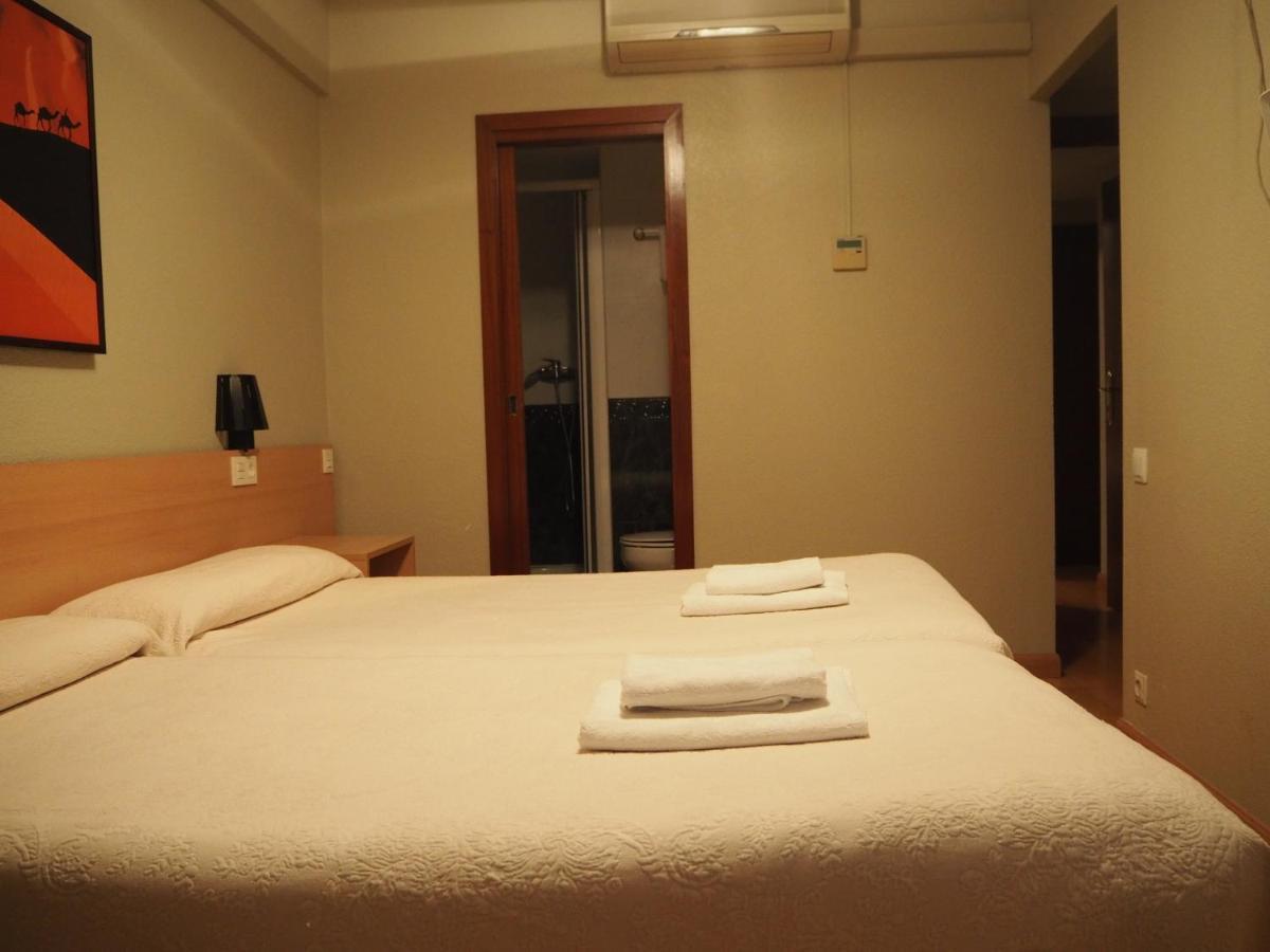 Hostal Acella Pamplona Esterno foto A room at the hotel