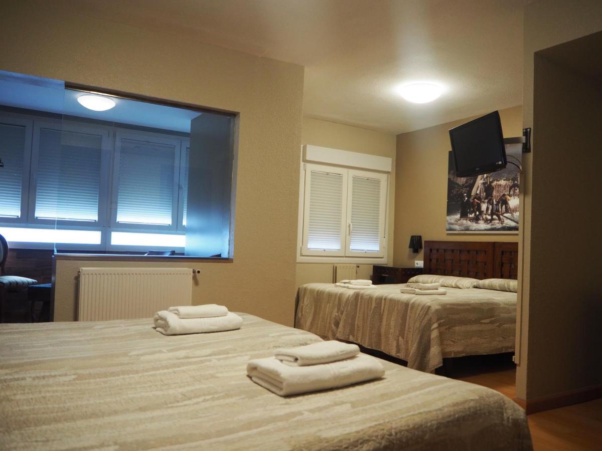 Hostal Acella Pamplona Esterno foto A room at the hotel