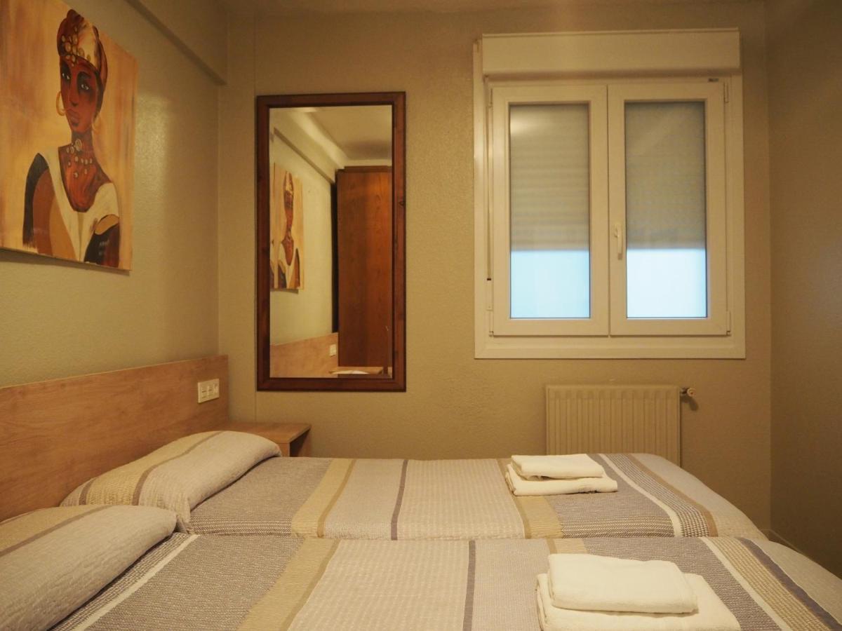 Hostal Acella Pamplona Esterno foto A room at the hotel