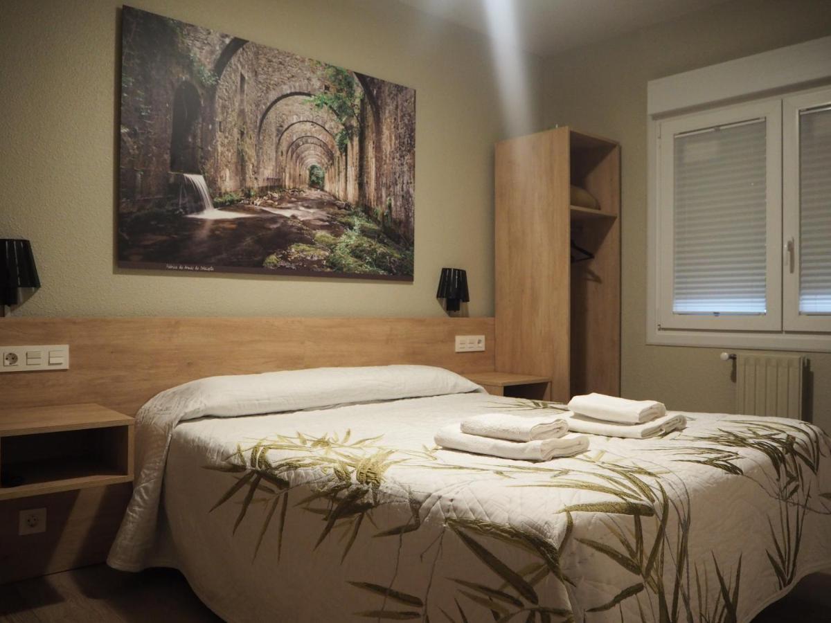 Hostal Acella Pamplona Esterno foto A bedroom in a hotel