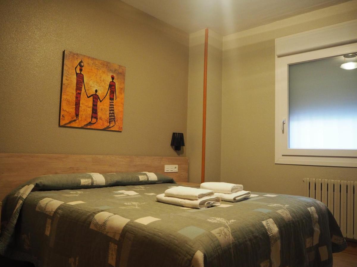 Hostal Acella Pamplona Esterno foto A bedroom in a hotel