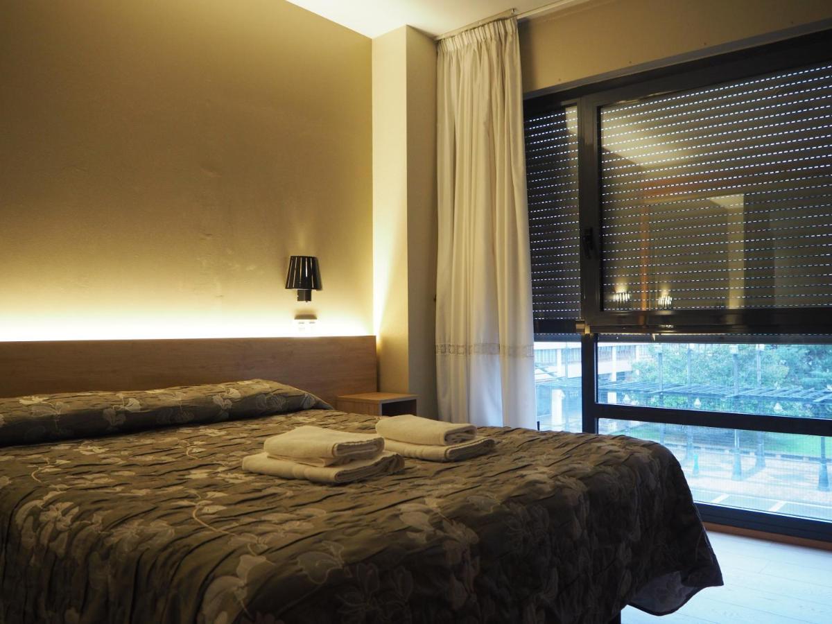 Hostal Acella Pamplona Esterno foto A bedroom