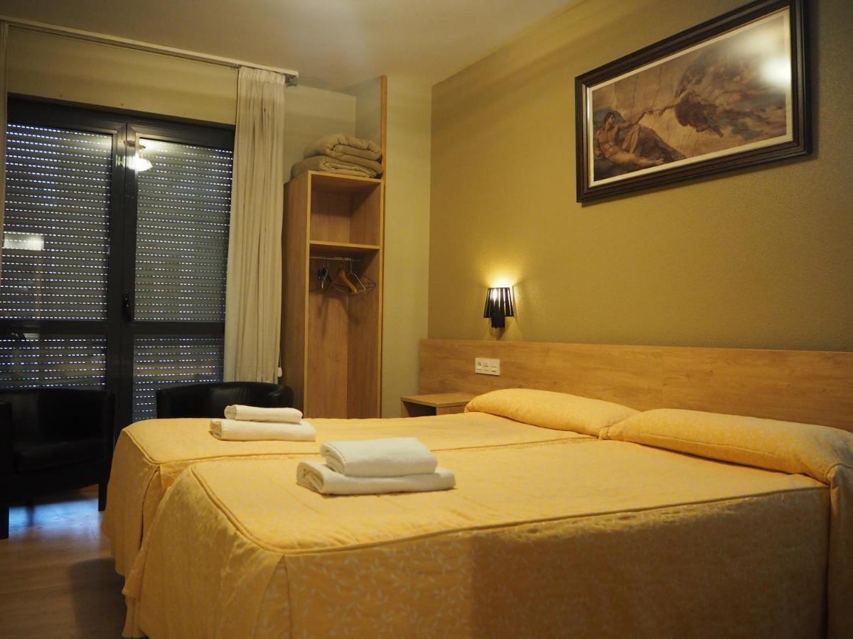 Hostal Acella Pamplona Esterno foto A typical hotel room