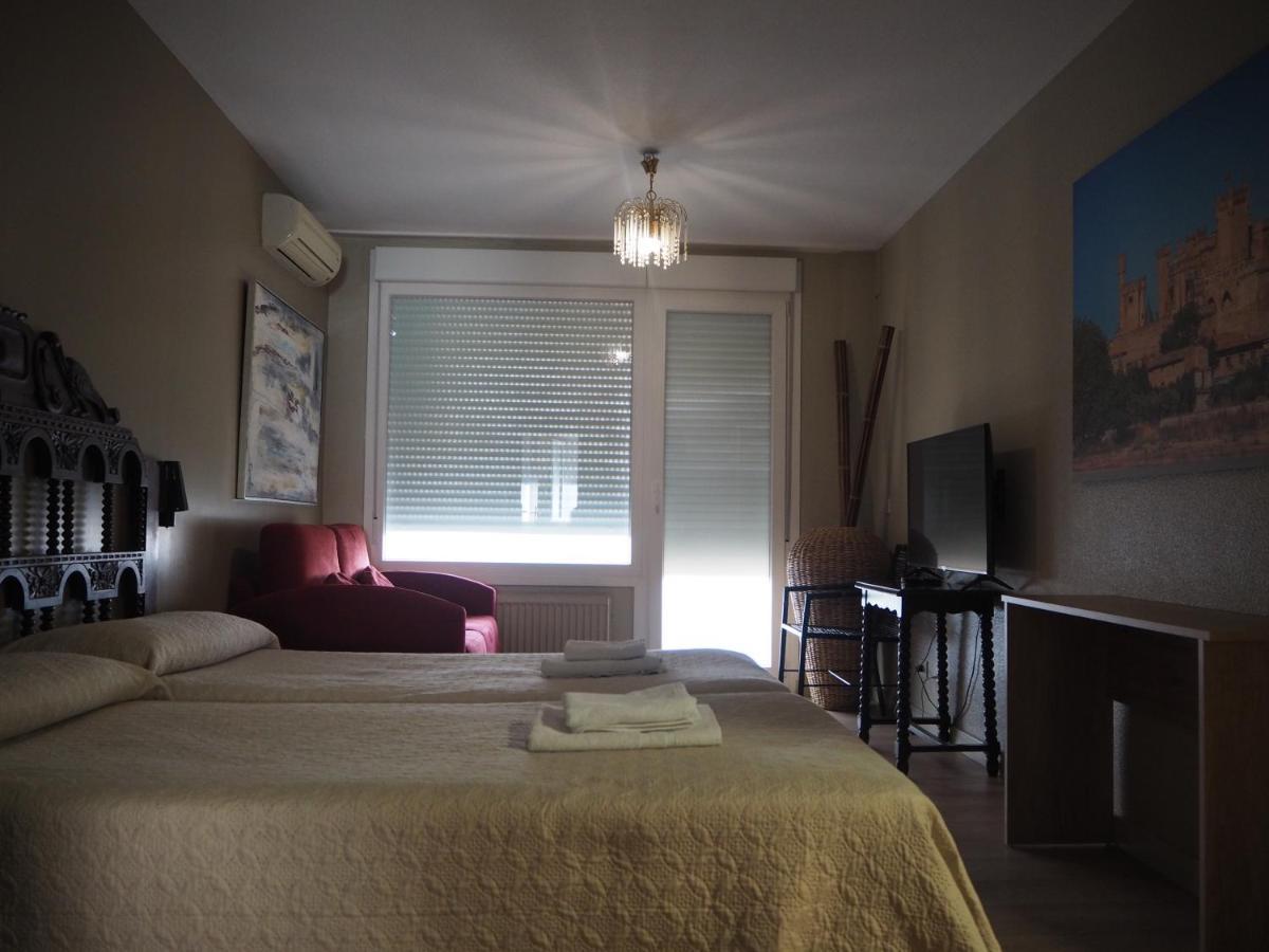 Hostal Acella Pamplona Esterno foto A room at the hotel