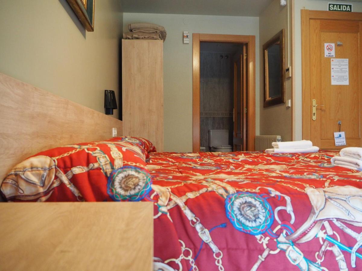 Hostal Acella Pamplona Esterno foto A typical room at the hostel