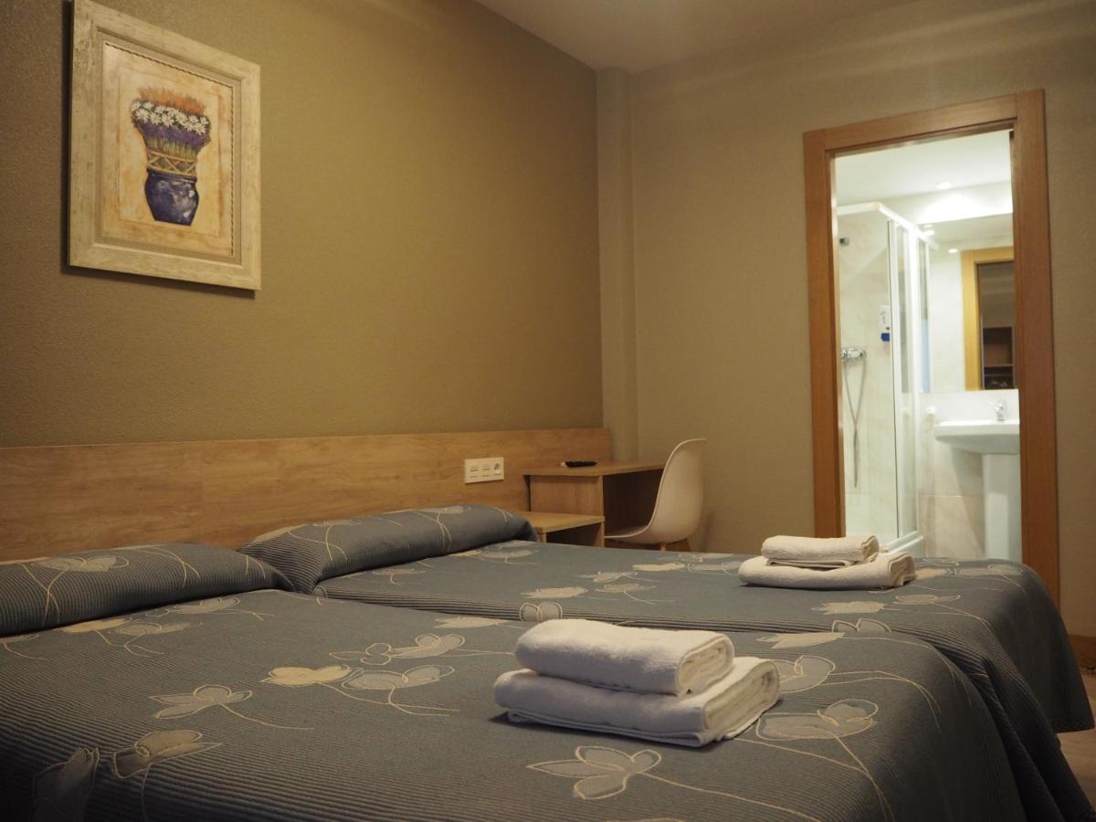 Hostal Acella Pamplona Esterno foto A typical hotel room