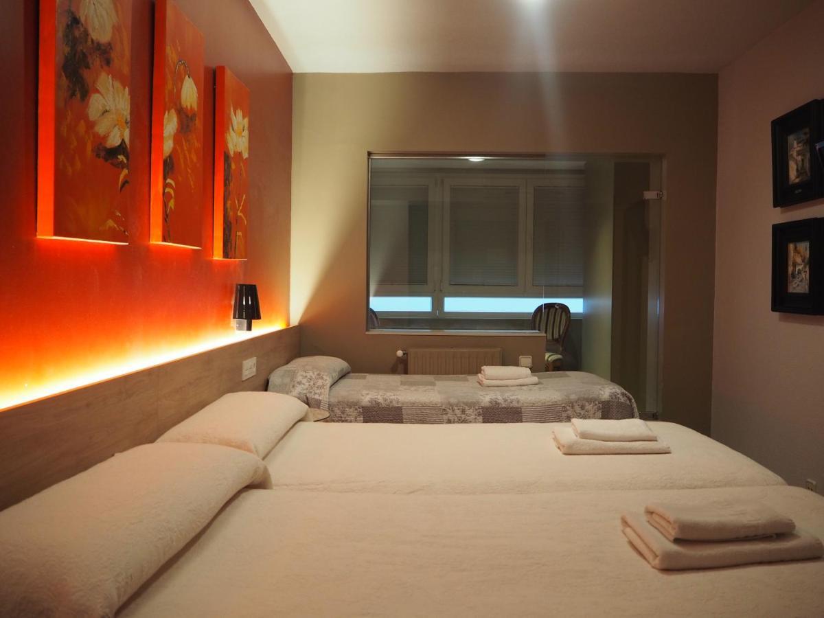 Hostal Acella Pamplona Esterno foto A room at a love hotel in Tokyo