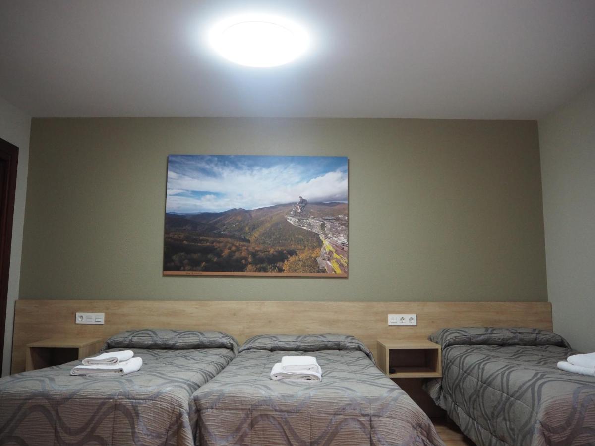 Hostal Acella Pamplona Esterno foto A room at the hotel