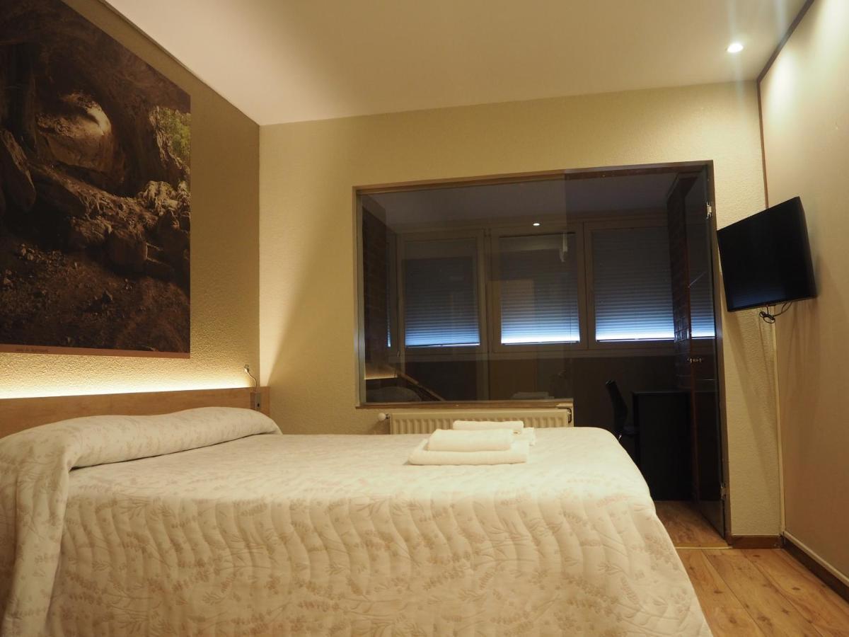 Hostal Acella Pamplona Esterno foto A room at the hotel