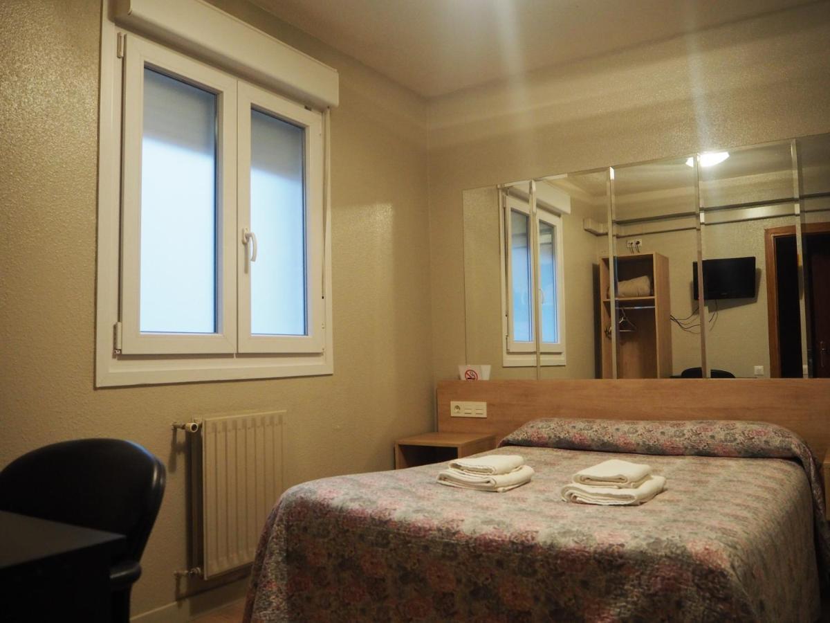 Hostal Acella Pamplona Esterno foto