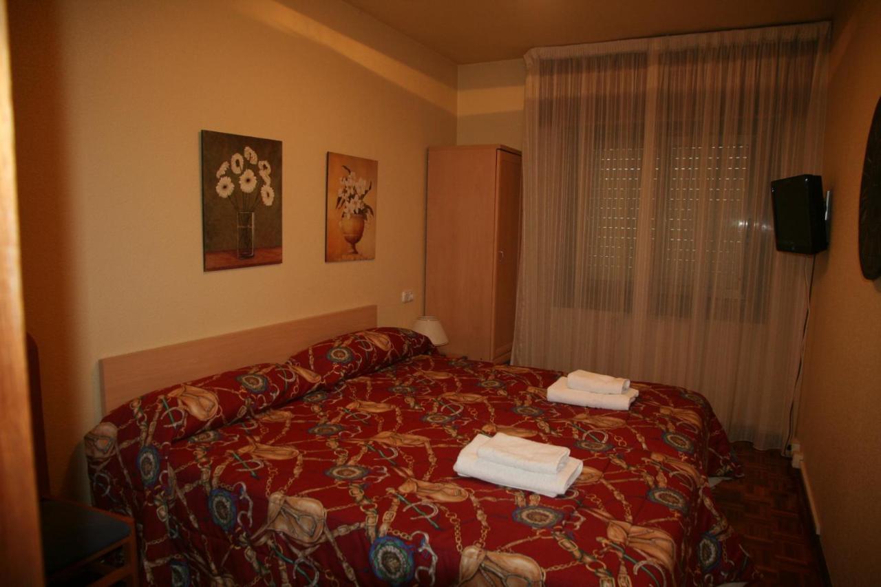 Hostal Acella Pamplona Camera foto A typical room at the hotel