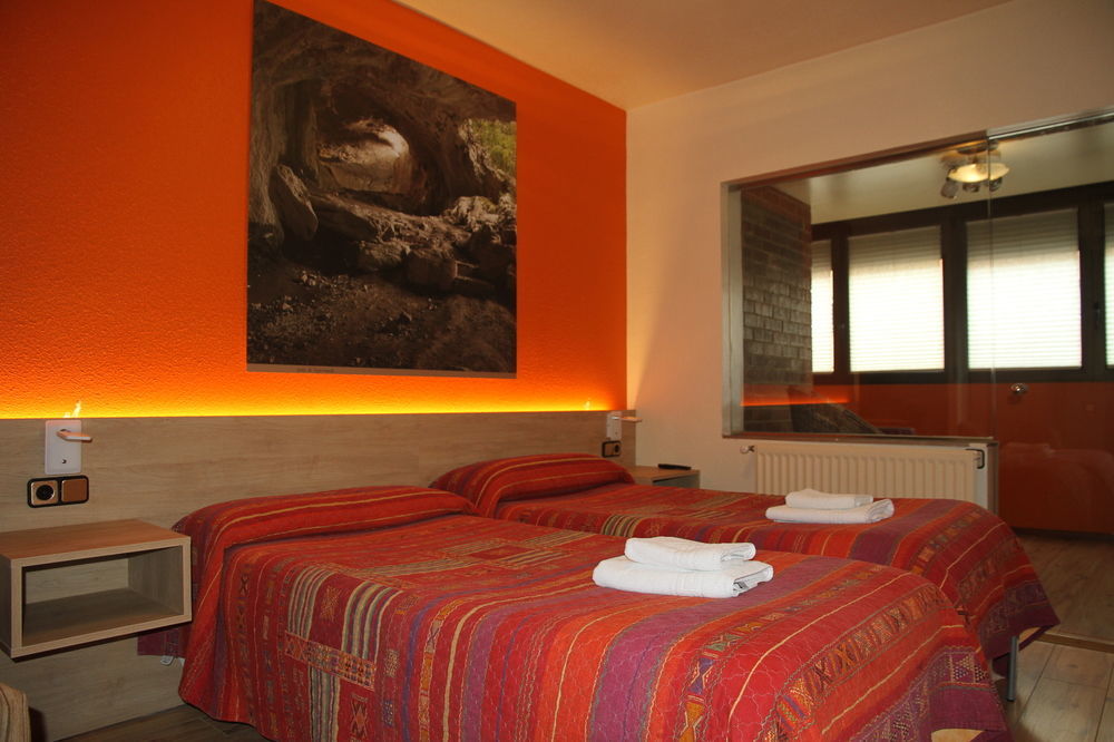 Hostal Acella Pamplona Esterno foto A room at the hotel