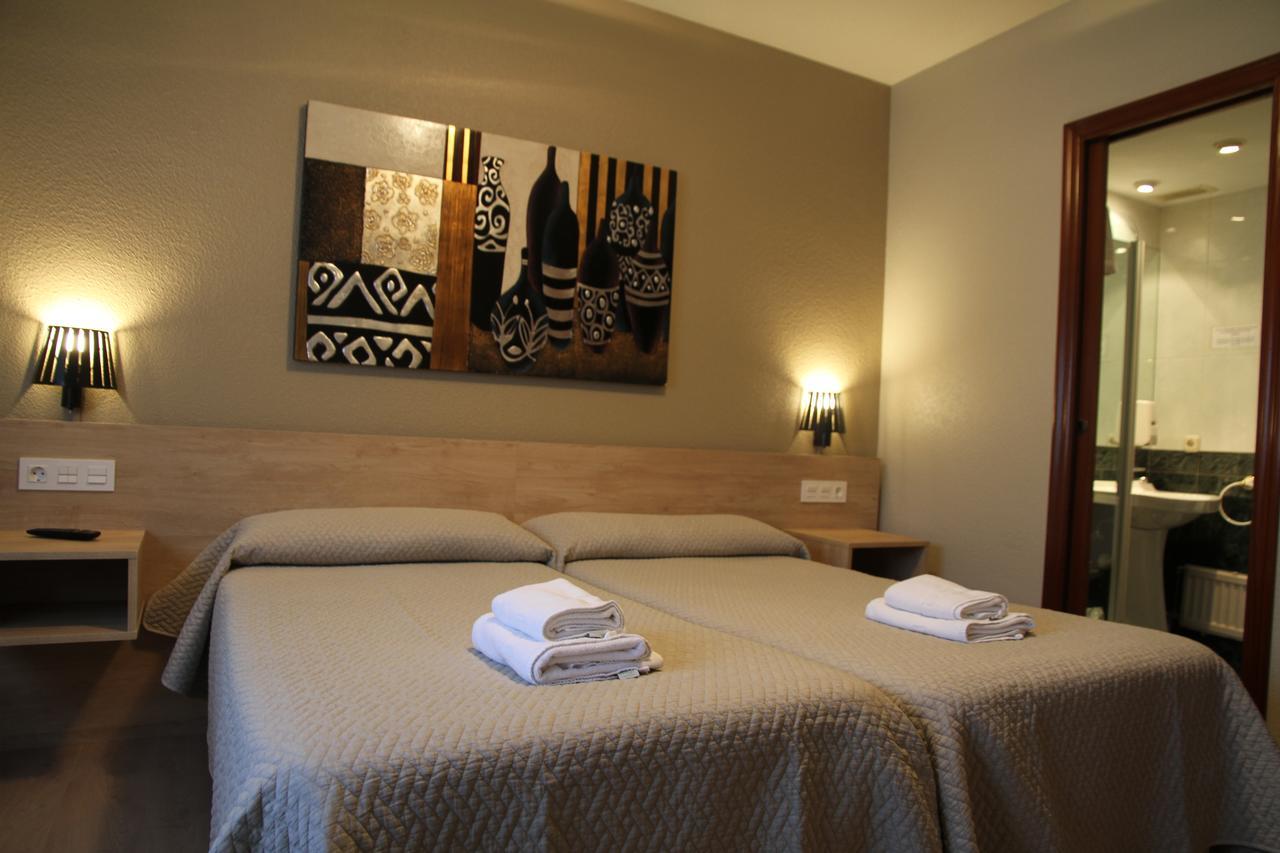 Hostal Acella Pamplona Esterno foto A room at the hotel