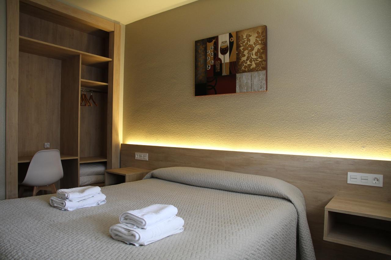 Hostal Acella Pamplona Esterno foto A room at the hotel