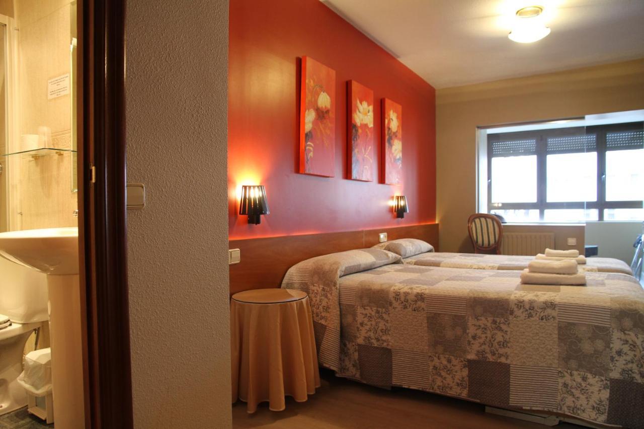 Hostal Acella Pamplona Esterno foto A room at the hotel