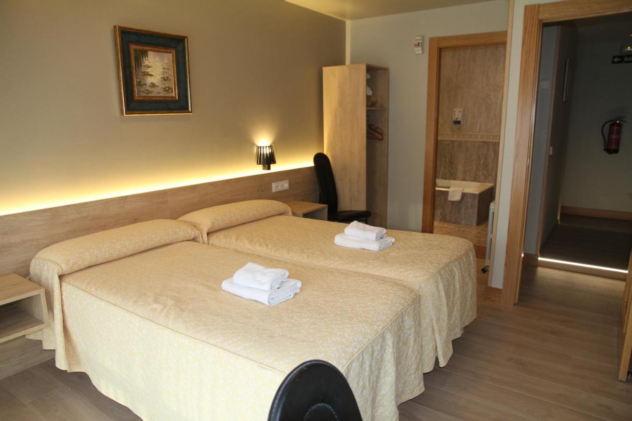 Hostal Acella Pamplona Esterno foto A room at the hotel